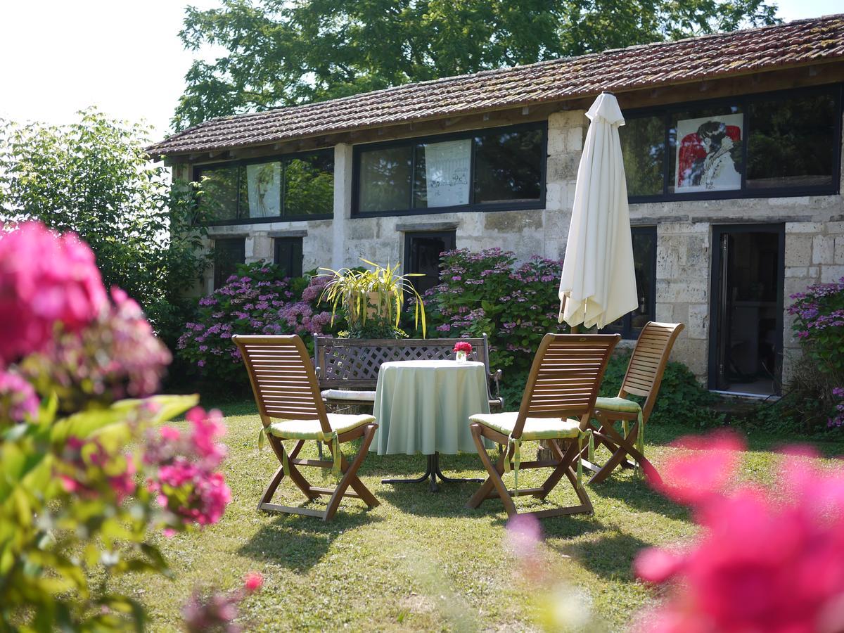 Bed and Breakfast Domaine De Puytirel Champagne-et-Fontaine Экстерьер фото